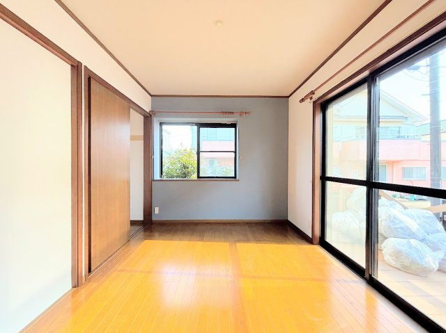 泉区下和泉4丁目　中古戸建ての洋室|◆気持ちの良い風が室内へ入り込む居室。家具を配置しても広々ご利用いただける快適空間。