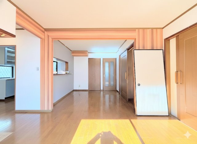 泉区下和泉4丁目　中古戸建ての居間・リビング|◆ご家族の会話がはずむ、開放的なＬＤＫです。休日はお陽さまの光をたっぷりととりこめるぽかぽかリビングで過ごしませんか？