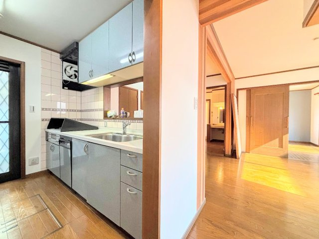 泉区下和泉4丁目　中古戸建てのキッチン|◆キッチンからダイニングやリビングが見渡せるキッチン。料理をしながら家族とコミュニケーションをとれるだけでなく、大きな開放感も得られることができます。