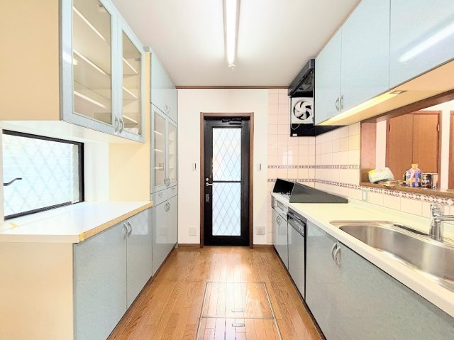 泉区下和泉4丁目　中古戸建てのキッチン|◆ご家族皆さんで調理ができる位のスペースを実現したキッチン空間となっております。みんなで作った料理を召し上がりながらの会話は、どのような物になるのでしょうか。