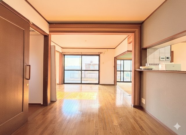 泉区下和泉4丁目　中古戸建ての居間・リビング|◆広々としたリビング・ダイニングは、シックでモダンな内装。落ち着いた雰囲気に包まれて、伸びやかな空間のなかで、ゆったりと家族団らんのひとときを過ごせます。