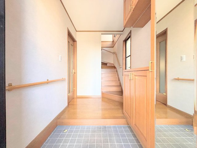 泉区下和泉4丁目　中古戸建ての玄関|◆明るい玄関です！散らかりやすい玄関もスッキリする大容量のシューズボックス付き。