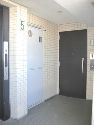 【エントランス】 | ダイアパレス駅東通り | 5階は2件のみ