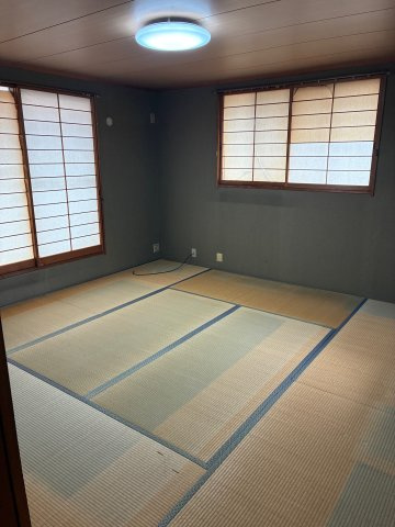 桃山台5丁目中古戸建の和室|階にある和室は、落ち着いたプライベート空間として活用できます！畳の床は遮音性にも優れており、夜も静かに休むことが可能です。押入れ収納も完備されているため、布団や季節物の荷物もしっかりと収まります