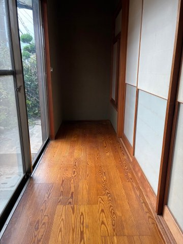 桃山台5丁目中古戸建のその他|フローリングの廊下は、窓から差し込む光が心地よい開放的な空間！和室に隣接しており、縁側のような感覚で庭を眺めながらリラックスできます。ご家族が自然と顔を合わせられる、温かみのある動線が魅力です