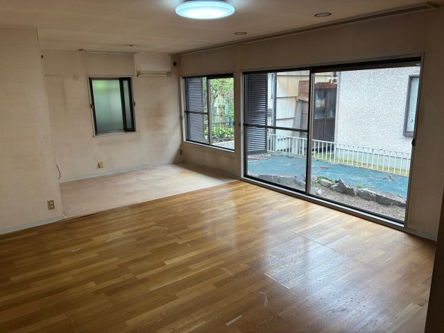 桃山台5丁目中古戸建の洋室| 約14.5帖の広々としたリビングダイニングは、大きな窓から庭の緑を望む開放的な空間！ご家族揃ってのびのびとくつろげ、自然と会話も弾む明るい団らんの場となります。フローリングでお掃除もラクラクです。