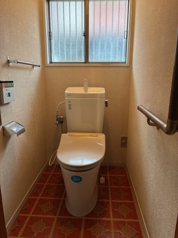桃山台5丁目中古戸建のトイレ|鏡裏収納やシャワー付き水栓など、忙しい朝の身支度をスムーズにサポートする機能が充実した洗面台です！洗面小物を整理して収納できるため、水周りを常に清潔に保てます。毎日の快適な暮らしを支える設備です