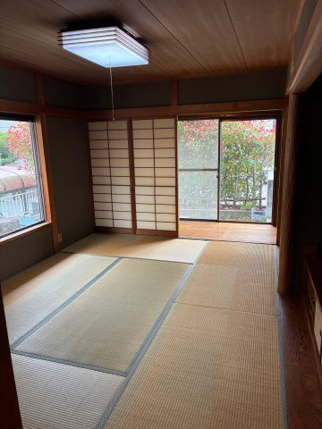 桃山台5丁目中古戸建の和室|畳の香りに癒やされながら、お昼寝や読書、家事の合間の休憩スペースとして重宝します。障子から差し込む柔らかな光が心和ませる、ご家族の憩いの空間となります。