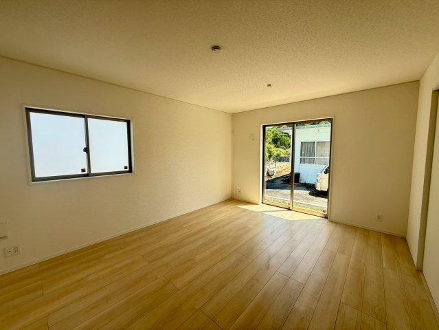 クレイドルガーデン宜野座村漢那 第２・４号棟の居間・リビング|二面採光で明るくゆったりとしたLDK15帖