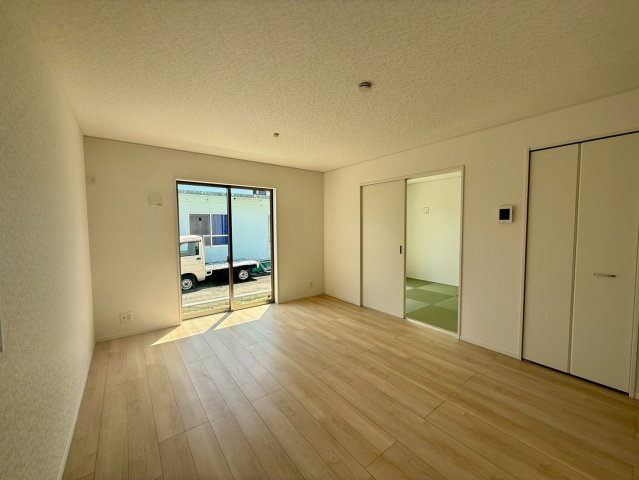 クレイドルガーデン宜野座村漢那 第２・４号棟の居間・リビング|二面採光で明るくゆったりとしたLDK15帖＋洋風和室5.25帖