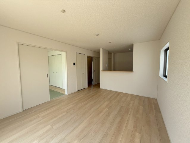 クレイドルガーデン宜野座村漢那 第２・４号棟の居間・リビング|明るくゆったりとしたLDK15帖＋洋風和室5.25帖／対面式のキッチン