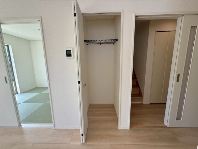 クレイドルガーデン宜野座村漢那 第２・４号棟の収納|リビングには、家族みんなで使える便利なクローゼット収納付き