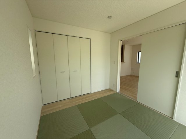 クレイドルガーデン宜野座村漢那 第２・４号棟の和室|リビングから目が届くので安心！遊び場やお昼寝スペースとしても活躍する畳の部屋5.25帖