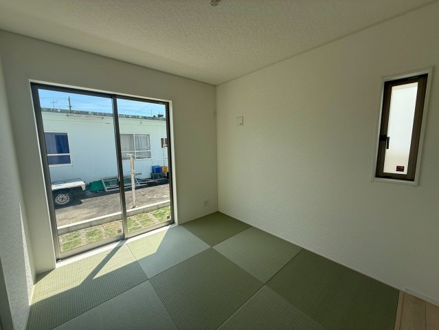 クレイドルガーデン宜野座村漢那 第２・４号棟の和室|掃き出し窓付きで明るい二面採光の洋風和室5.25帖