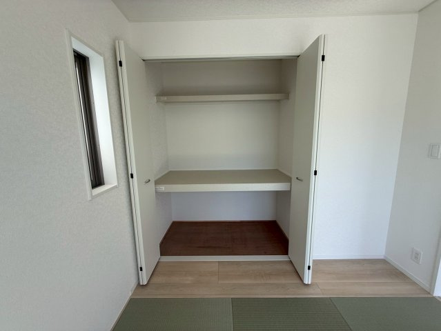 クレイドルガーデン宜野座村漢那 第２・４号棟の収納|リビングに隣接する洋風和室5.25帖には、便利な押し入れ収納を設置