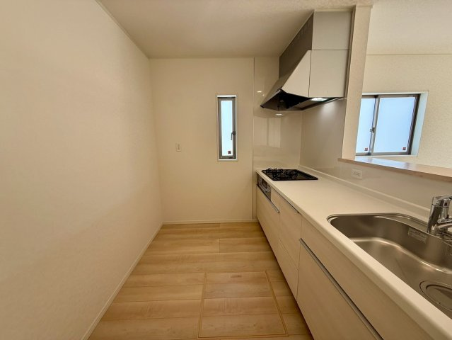 クレイドルガーデン宜野座村漢那 第２・４号棟のキッチン|会話の弾む対面式のシステムキッチン・換気窓＆床下収納付き