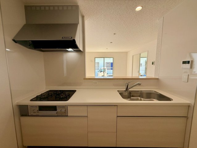 クレイドルガーデン宜野座村漢那 第２・４号棟のキッチン|リビングを見渡せるので、料理中も家族との時間を楽しめる対面キッチン