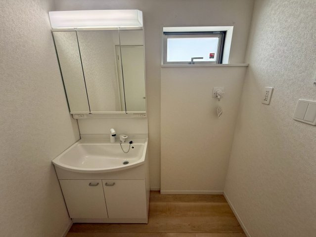 クレイドルガーデン宜野座村漢那 第２・４号棟の独立洗面台|ハンドシャワー付き洗面化粧台＆洗濯機置場／洗面室に窓