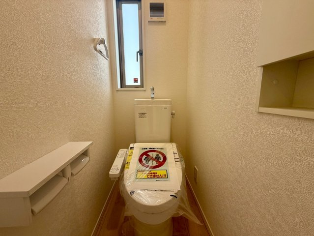 クレイドルガーデン宜野座村漢那 第２・４号棟のトイレ|１階トイレ・換気窓＆収納棚付き／温水洗浄便座