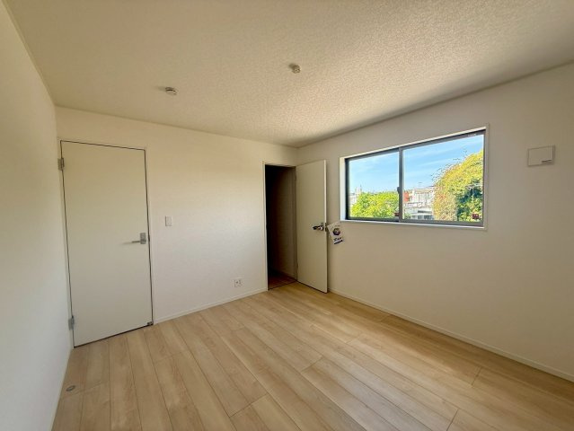 クレイドルガーデン宜野座村漢那 第２・４号棟の洋室|二面採光の２階主寝室７帖＋納戸３帖