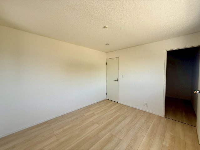 クレイドルガーデン宜野座村漢那 第２・４号棟の洋室|二面採光の２階主寝室７帖＋納戸３帖