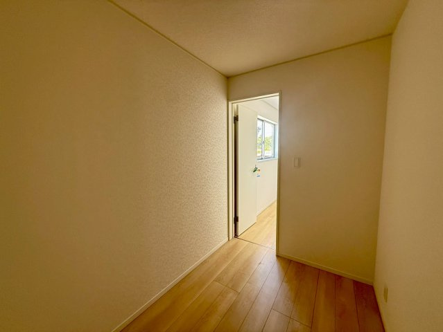 クレイドルガーデン宜野座村漢那 第２・４号棟の洋室|２階主寝室７帖から出入りできる、様々な用途に使える納戸３帖