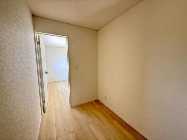 クレイドルガーデン宜野座村漢那 第２・４号棟の洋室|２階主寝室７帖から出入りできる、様々な用途に使える納戸３帖