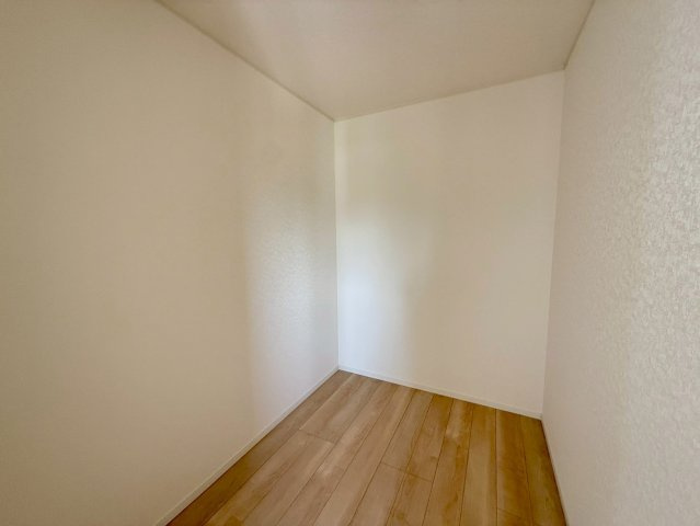 クレイドルガーデン宜野座村漢那 第２・４号棟の洋室|２階主寝室７帖から出入りできる、様々な用途に使える納戸３帖