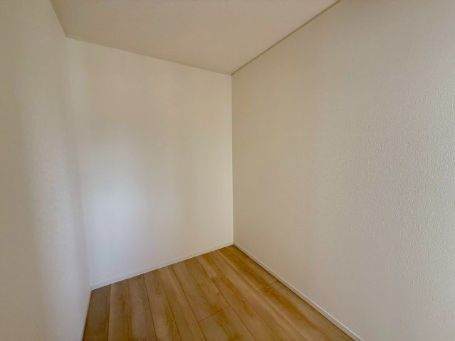 クレイドルガーデン宜野座村漢那 第２・４号棟の洋室|２階主寝室７帖から出入りできる、様々な用途に使える納戸３帖