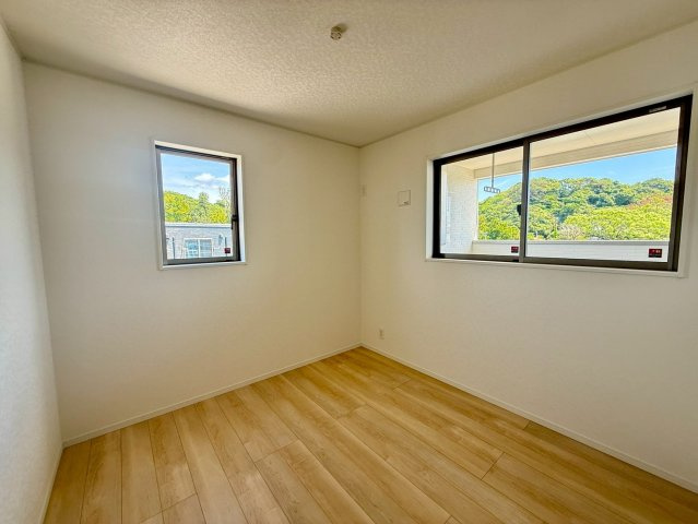 クレイドルガーデン宜野座村漢那 第２・４号棟の洋室|二面採光の２階洋室5.75帖