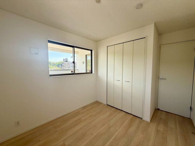 クレイドルガーデン宜野座村漢那 第２・４号棟の洋室|二面採光の２階洋室5.75帖・クローゼット収納付き