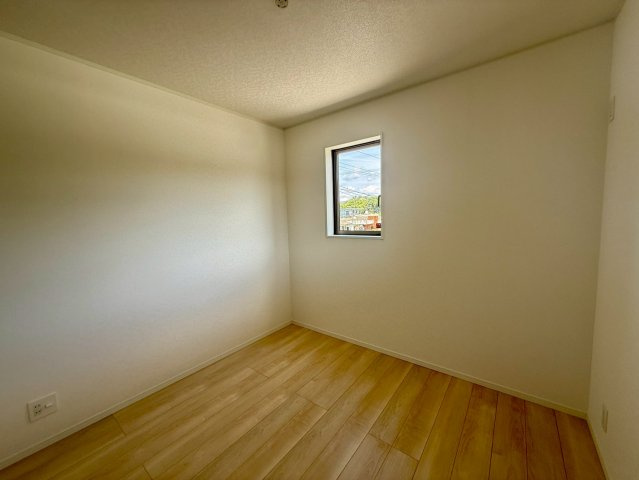 クレイドルガーデン宜野座村漢那 第２・４号棟の洋室|二面採光の２階洋室５帖・バルコニー出入口付き