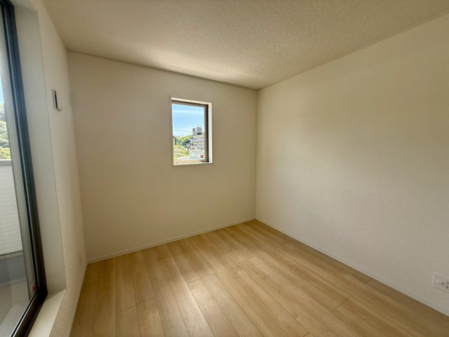 クレイドルガーデン宜野座村漢那 第２・４号棟の洋室|二面採光の２階洋室５帖・バルコニー出入口付き