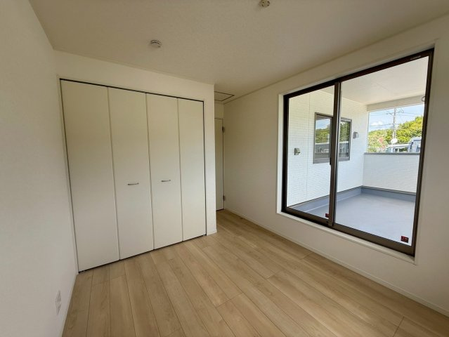 クレイドルガーデン宜野座村漢那 第２・４号棟の洋室|二面採光の２階洋室５帖・バルコニー出入口＆クローゼット収納付き