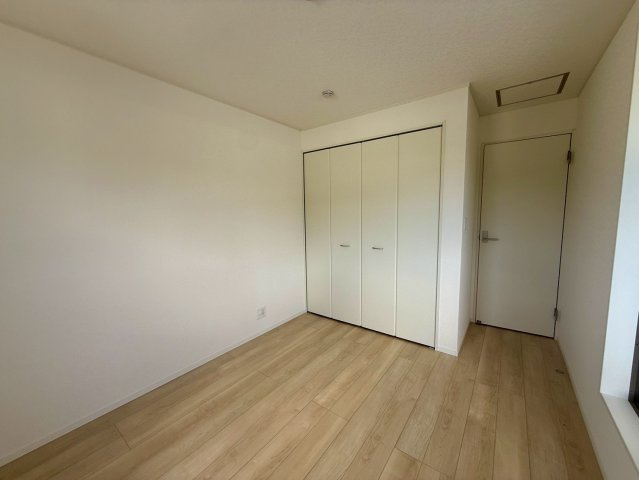 クレイドルガーデン宜野座村漢那 第２・４号棟の洋室|２階洋室５帖には、便利なクローゼット収納を設置