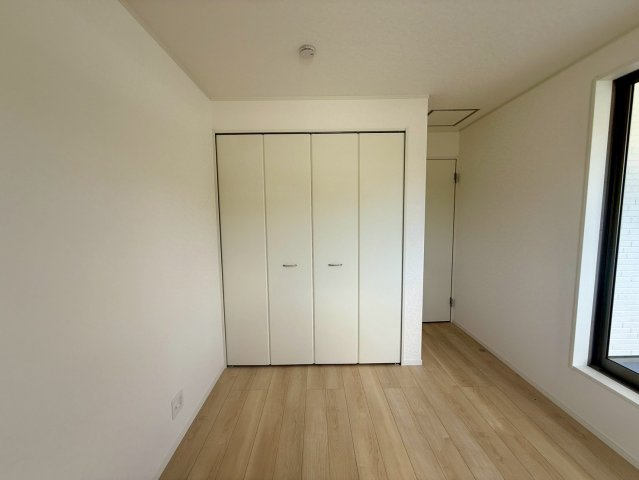 クレイドルガーデン宜野座村漢那 第２・４号棟の収納|２階洋室５帖には、便利なクローゼット収納を設置