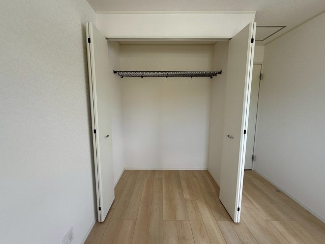 クレイドルガーデン宜野座村漢那 第２・４号棟の収納|２階洋室５帖には、便利なクローゼット収納を設置