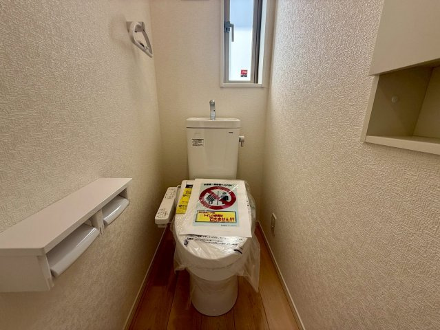 クレイドルガーデン宜野座村漢那 第２・４号棟のトイレ|２階トイレ・換気窓＆便利な収納棚付き／温水洗浄便座