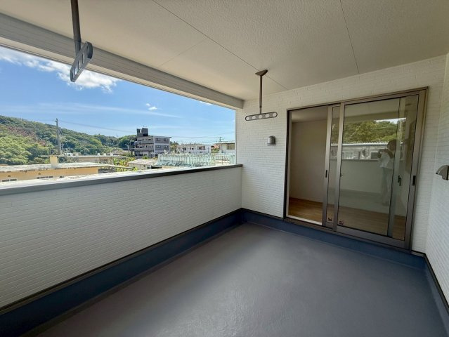 クレイドルガーデン宜野座村漢那 第２・４号棟のバルコニー|急な雨も安心♪様々な用途に使える広々ルーフバルコニー／緑豊かな周辺環境