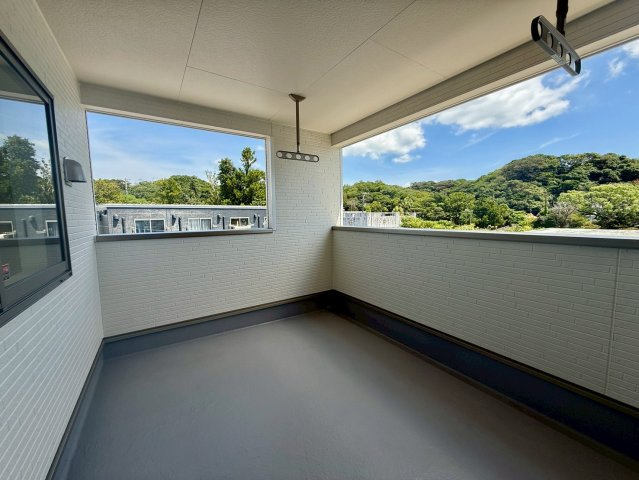 クレイドルガーデン宜野座村漢那 第２・４号棟のバルコニー|急な雨も安心♪様々な用途に使える広々ルーフバルコニー／緑豊かな周辺環境