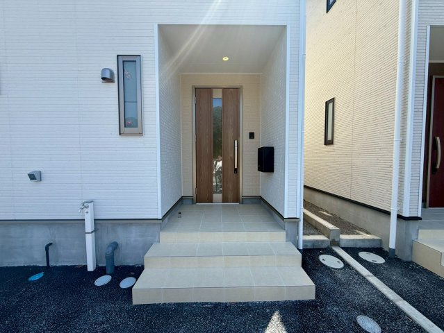 クレイドルガーデン宜野座村漢那 第２・４号棟の玄関|屋根付きで置き配スペースも確保できる玄関ポーチ／人感センサー付き玄関灯・TVモニター付きインターフォン・防犯カメラ