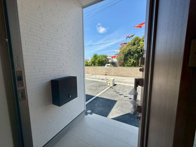 クレイドルガーデン宜野座村漢那 第２・４号棟の玄関|屋根付きで置き配スペースも確保できる玄関ポーチ・レターボックスも設置◎