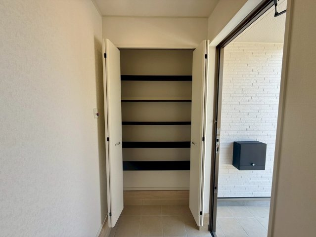 クレイドルガーデン宜野座村漢那 第２・４号棟の収納|可動式棚で靴の量や高さに合わせて自由に調整可能◎使い勝手も良く、見た目もスッキリな玄関収納◎