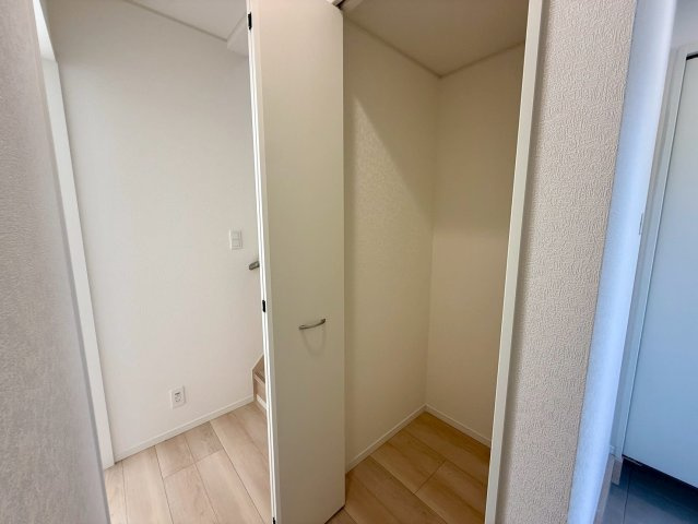 クレイドルガーデン宜野座村漢那 第２・４号棟の収納|玄関側の廊下には便利なクローゼット収納を設置◎アウトドア用品やベビーカーの収納にも便利◎