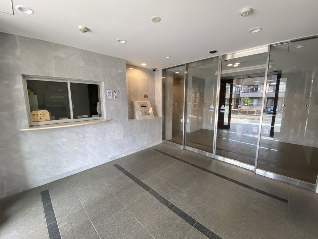 アンビシャス久米川のエントランス