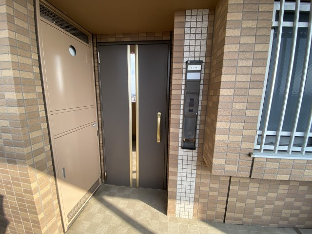 アンビシャス久米川の玄関