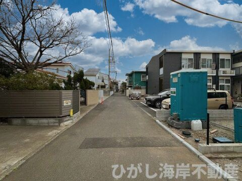藤沢市鵠沼松が岡2丁目　新築戸建　全３棟の前面道路含む現地写真|3月2日撮影　外構工事中　現地外観