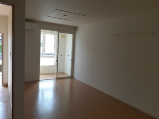 【居間・リビング】 | シャン・ド・フルールⅡ | こちらのリビングで趣味の時間をお楽しみください