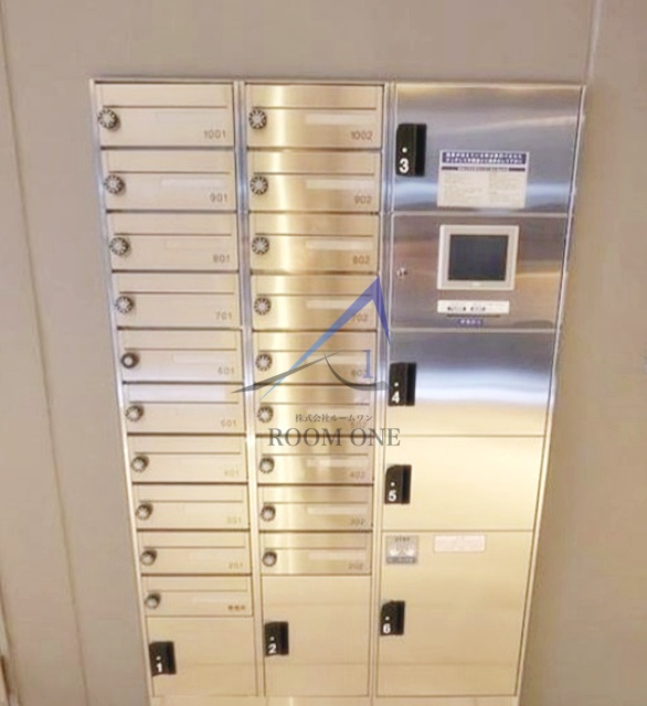 トモヤレジデンス蔵前のその他共用部分|集合ポストと宅配ボックスです。