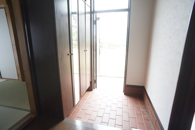 生瀬高台貸家の玄関